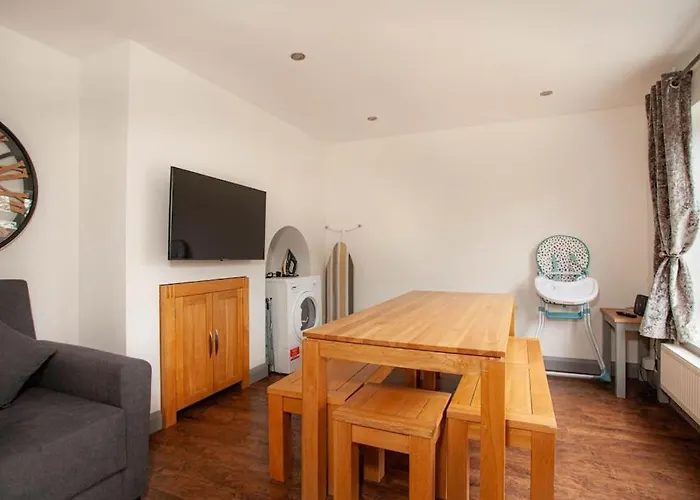 Three Bedroom House, Driveway, Bracknell Centre