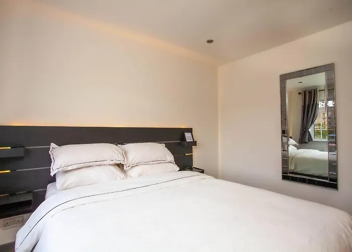 Three Bedroom House, Driveway, Bracknell Centre