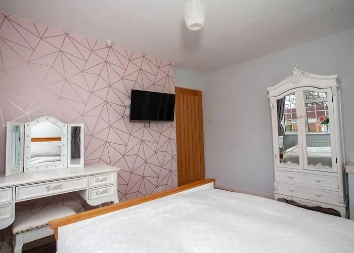 Three Bedroom House, Driveway, Bracknell Centre