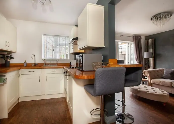 Three Bedroom House, Driveway, Bracknell Centre