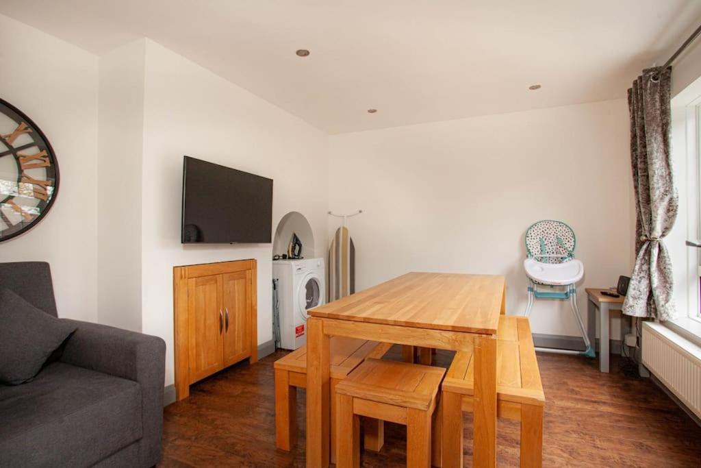 Three Bedroom House, Driveway, Centre Bracknell