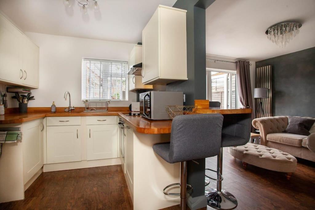 Three Bedroom House, Driveway, Centre *