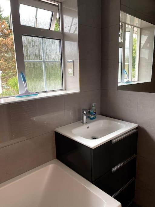 Three Bedroom House, Driveway, Centre Bracknell